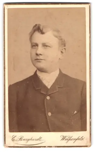 Fotografie E. Burghardt, Weissenfels, Am Hirsemannplatz, Porträt eines jungen Mannes