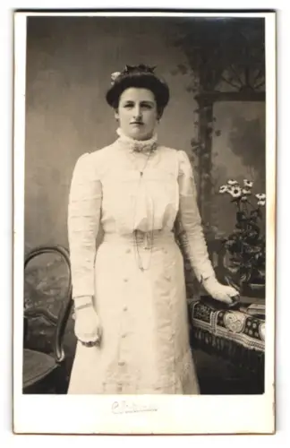 Fotografie unbekannter Fotograf und Ort, Porträt einer Dame mit Blumen