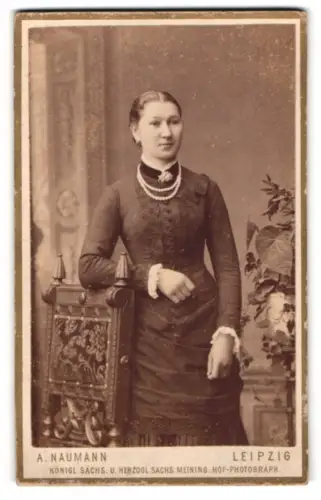 Fotografie A. Naumann, Leipzig, Dorotheenstrasse, Frau in eleganter Pose