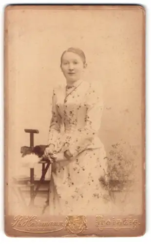 Fotografie Rudolf Hermann, Leipzig, Wintergartenstrasse 9, Frau im floralen Kleid