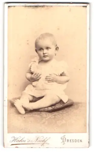 Fotografie Hahn`s Nachf., Dresden, Waisenhaus-Str. 16, Kleinkind auf Kissen