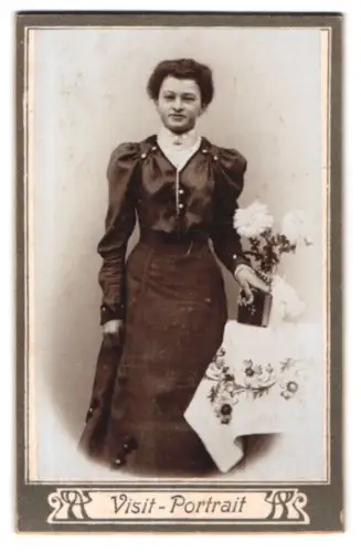 Fotografie unbekannter Fotograf und Ort, Dame mit Blumenstrauss