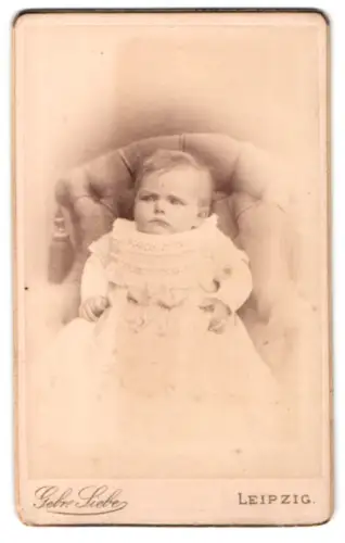 Fotografie Gebr. Siebe, Leipzig, Grimmaischer Steinweg 11, Kleinkind im Sessel