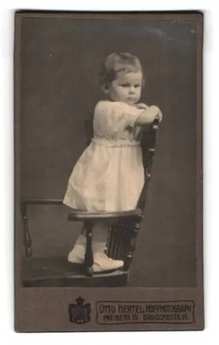 Fotografie Otto Hertel, Freiberg i. S., Erbische Str. 11, Kleinkind auf Stuhl
