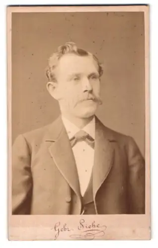 Fotografie Gebr. Siebe, Leipzig, Grimaischer Steinw. 11, Porträt eines Herrn