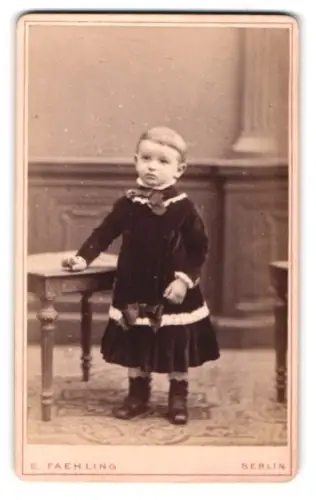 Fotografie E. Faehling, Berlin, Leipziger-Strasse 63, Porträt eines kleinen Kindes