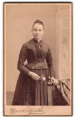 Fotografie Atelier Müller, Rochlitz, Elegante Dame mit Blumen