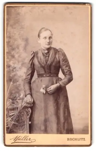 Fotografie Moritz Müller, Rochlitz, Obere Gärtnerstrasse, Frau mit Blumenstrauss