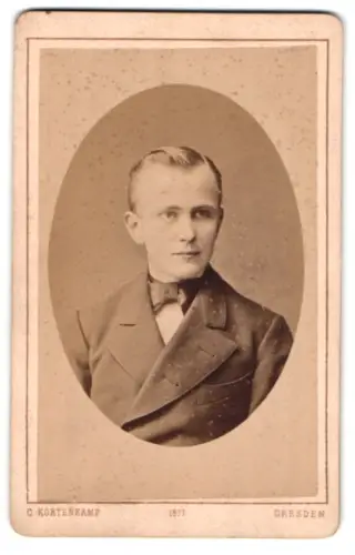 Fotografie C. Kortenkamp, Dresden, Annenstrasse 35, Porträt eines jungen Mannes