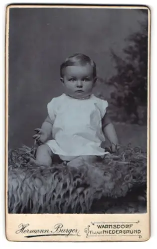 Fotografie Hermann Burger, Warnsdorf, Kleines Kind im weissen Kleid
