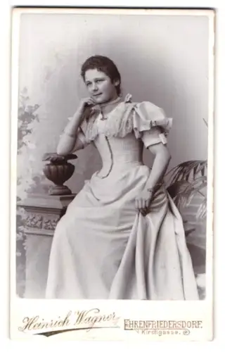 Fotografie Heinrich Wagner, Ehrenfriedersdorf, Kirchstrasse, Dame in eleganter Pose