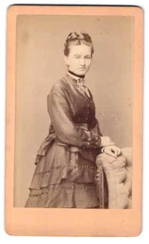 Fotografie Julius Zschille, Berlin, Neue Königsstr. 1, Dame in elegantem Kleid