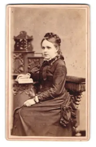 Fotografie L. Harnecker, Wriezen a. O., Frau in eleganter Kleidung