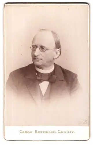 Fotografie Georg Brokesch, Leipzig, Zeitzerstrasse 2, Porträt eines älteren Mannes mit Brille