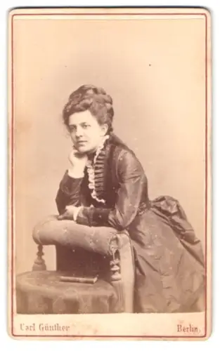 Fotografie Carl Günther, Berlin, Dorotheenstrasse 83, Dame in eleganter Pose