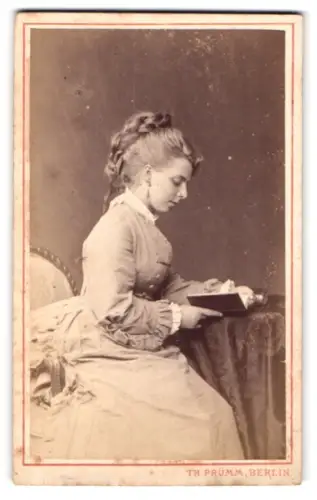 Fotografie Th. Prümm, Berlin, Unter den Linden 51, Frau im Profil mit Buch