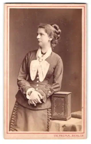 Fotografie Th. Prümm, Berlin, Unter den Linden 51, Frau im taillierten Kleid