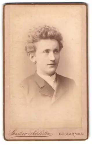 Fotografie Gustav Schlüter, Goslar a. H., Breite Strasse 92, Porträt eines jungen Mannes