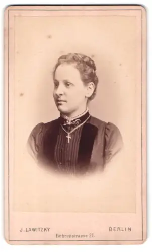 Fotografie J. Lawitzky, Berlin, Behrenstrasse 21, Porträt einer jungen Frau