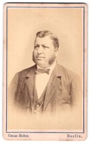 Fotografie Oscar Bohm, Berlin, Andreas Strasse 68, Porträt eines Herrn mit Koteletten