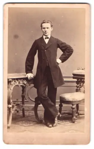 Fotografie Hermann Selle, Potsdam, Yorkstrasse 4, Eleganter Herr im Anzug