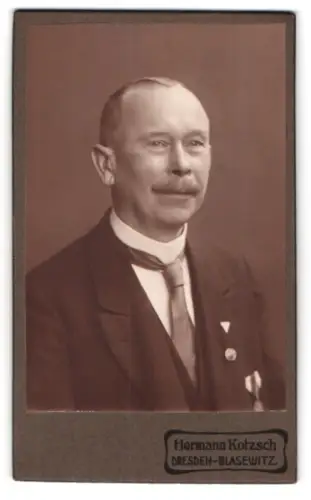 Fotografie Hermann Kotzsch, Dresden-Blasewitz, Lächelnder Herr mit Schnurrbart