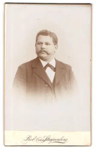 Fotografie Rob. van Stuyvenberg, Bad Freienwalde a. O., Bellevue, Porträt eines Herren mit Schnurrbart