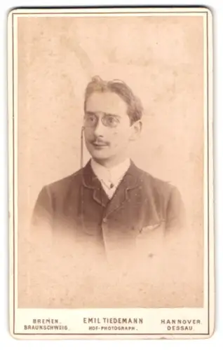 Fotografie Emil Tiedemann, Bremen, Richtweg 12, Porträt eines eleganten Mannes mit Brille