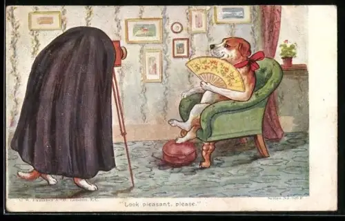 AK Hundedame mit Fächer wird fotografiert, vermenschlichte Tiere