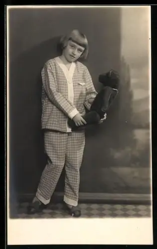 Foto-AK Kind in karierter Kleidung hält einen Teddy in den Händen