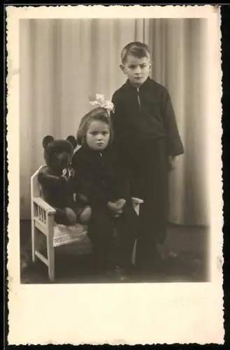 Foto-AK Zwei Geschwister mit einem Teddy 1949