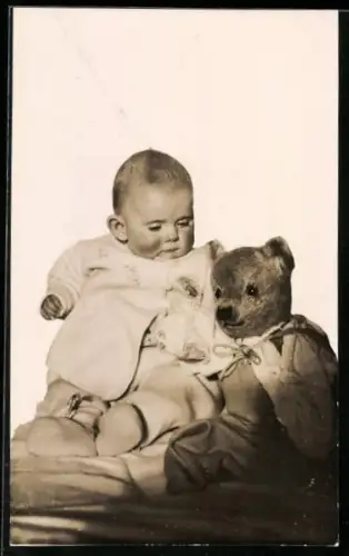 Foto-AK Säugling mit einem Teddy