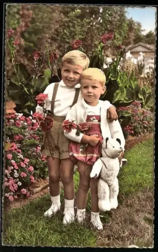 AK Zwei Junge mit einem Teddy und Rosen im Garten