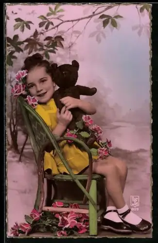 AK Mädchen hält lächelnd einen Teddy in den Armen