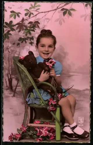 AK Lädchelndes Mädchen mit Teddy und Rosen