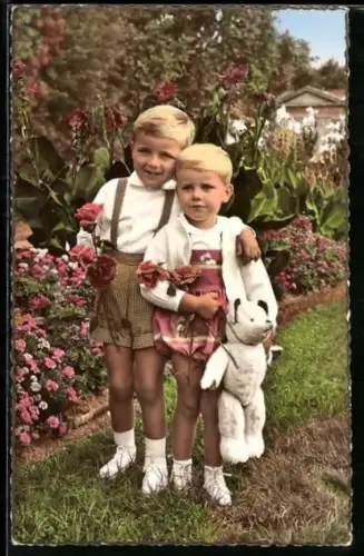 AK Zwei Jungen im Garten mit Teddy und Rosen