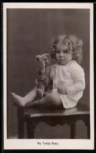 AK Kleinkind sitzt mit einem Teddy auf einem Hocker