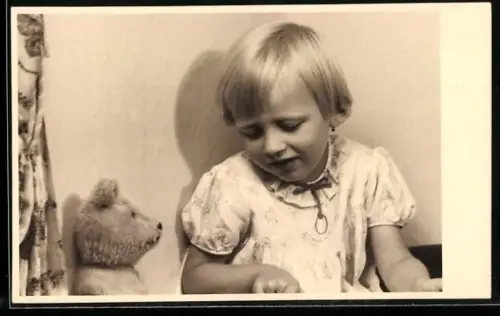 Foto-AK Kleinkind sitzt neben ihrem Teddy