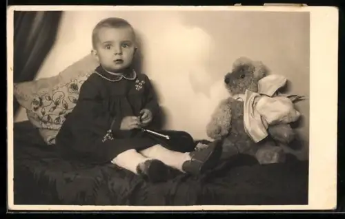 Foto-AK Kleinkind sitzt neben einem Teddy