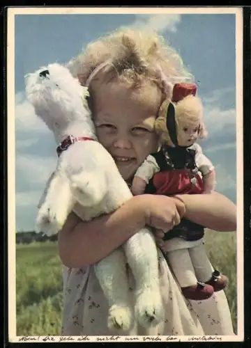 AK Kind mit Trachtenpuppe und Plüschhund in den Armen