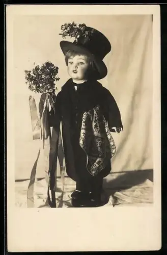 AK Puppenjunge als Gratulant mit Zylinder und Blumenstrauss
