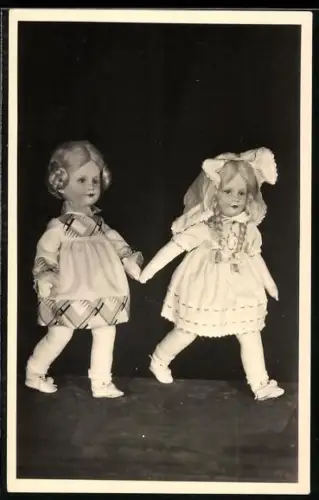 AK Sonneberg /Th., Deutsches Spielzeugmuseum, Zwei Puppenmädchen Hand in Hand