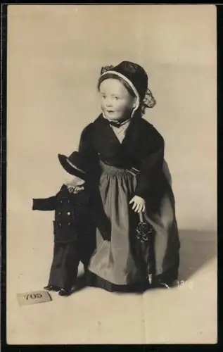 AK Puppendame und Puppenjunge in Tracht