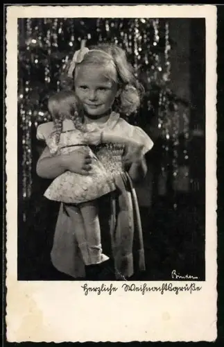 AK Kleines Mädchen und Puppe mit Zöpfen vor dem Christbaum, Weihnachtsgruss