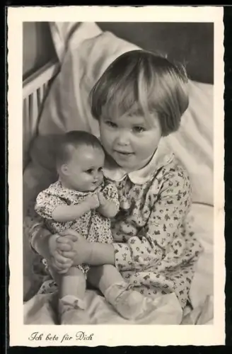 AK Ich bete für Dich, Kleines Mädchen mit Puppe beim Nachtgebet