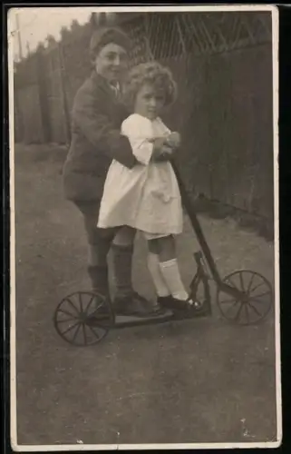 Foto-AK Zwei Kinder auf einem Roller