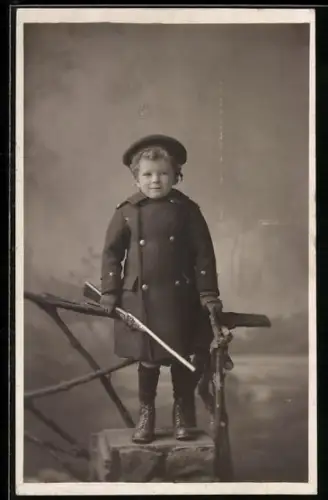 Foto-AK Kleines Kind mit Spielzeug-Waffe