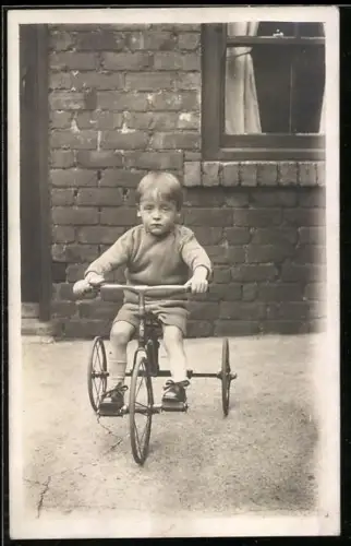 Foto-AK Kleiner Junge auf einem Dreirad vor einem Haus