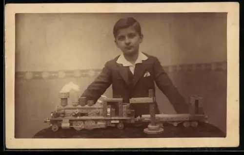 Foto-AK Junge mit Spielzeug Zug