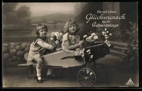 AK Zwei Kinder in einem Spielzeug-Flugzeug mit Blumen